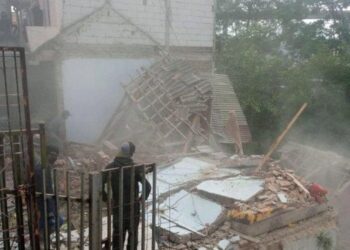 KEADAAN sebuah rumah yang rosak teruk akibat letupan tong gas di Bandung Barat, Jawa Barat, Indonesia. - AGENSI