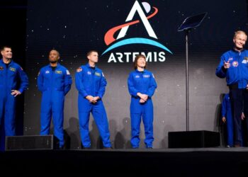 PENTADBIR NASA, Bill Nelson memperkenalkan barisan angkasawan misi Artemis II dalam sidang akhbar di lapangan terbang Ellington di Houston, Texas. - AFP