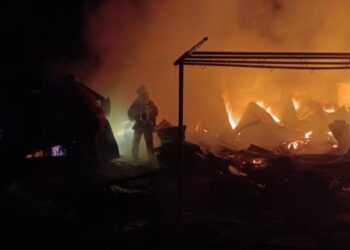 PASUKAN bomba  berusaha memadamkan kebakaran yang melibatkan tiga rumah kongsi dan dua kabin didiami pekerja asing musnah di Jalan Telok Gong, Pelabuhan Klang, di Klang Selangor, hari ini.