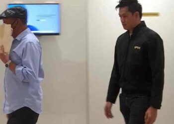 PESARA tentera (kiri) semasa hadir di Mahkamah Khas Rasuah di Kota Kinabalu hari ini