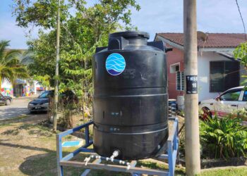 TANGKI air statik yang disediakan SADA di kawasan penempatan penduduk yang terjejas bekalan air di Taman Dayang, Langkawi. 
– UTUSAN/NUR AMALINA AZMAN