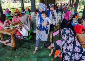 ORANG ramai menikmati hidangan di restoran kolam ikan di Wedomartani di Yogyakarta, Indonesia. - AFP