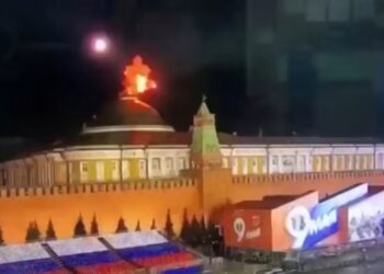 TANGKAP layar video yang menunjukkan sebuah dron meletup di ruang udara Kremlin di Moscow.-AGENSI
