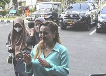LINA Mukherjee (kanan) hadir di Balai Polis Sumatera Selatan kelmarin.-AGENSI