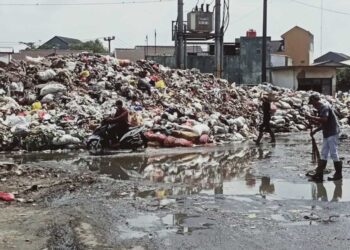 KEADAAN longgokan sampah di Pasar Baleendah di Jawa Barat.-AGENSI