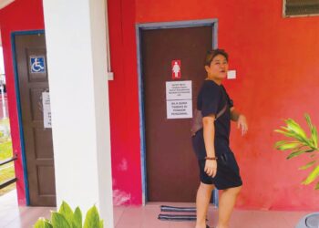 SEORANG pengguna kecewa kerana tidak dapat menggunakan tandas yang ditutup kerana tiada air ketika tinjauan di Bagan Datuk, Perak, baru-baru ini. - UTUSAN/AIN SAFRE BIDIN