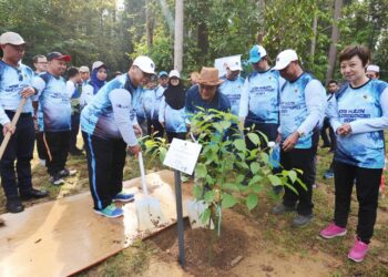 AMINUDDIN Harun (lima dari kanan) menanam pokok Medang Sarsi sempena program Sambutan 
Hari Hutan Antarabangsa Tahun 2023 Peringkat Negeri Sembilan di PD Forest @ Sungai Menyala di Port Dickson. – UTUSAN/MOHD. SHAHJEHAN MAAMIN