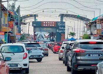 KEADAAN kesesakan kenderaan di pekan Bagan Datuk berikutan kedatangan pengunjung yang meningkat selepas Jambatan Bagan Datuk-Kampung Sejagop dibuka. – UTUSAN/AIN SAFRE BIDIN