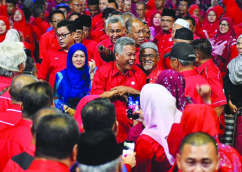 AHMAD Said (tengah) beramah mesra dengan ahli UMNO yang hadir pada majlis pelancaran Jentera Pilihan Raya Negeri (PRN) Barisan Nasional Parlimen Dungun di Bukit Besi, Dungun.