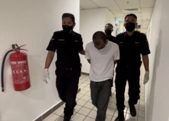 SEORANG lelaki yang dijatuhkan hukuman  penjara 32 tahun dan 22 sebatan atas kesalahan merogol dan meliwat anak kandungnya dibawa keluar dari Mahkamah Sesyen Kuala Terengganu, hari ini.