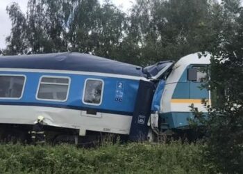 DUA kereta api penumpang bertembung di barat Republik Czech. - AGENSI