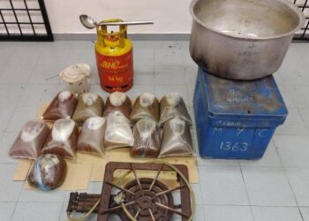BUNGKUSAN air ketum dan peralatan memproses air ketum yang dirampas dalam satu serbuan pasukan polis di sebuah stor di belakang sebuah rumah di Felda Lui Selatan 2, Jempol petang tadi.- GAMBAR IHSAN POLIS
