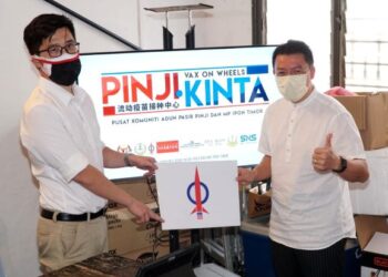 NGA Kor Ming (kanan) melancarkan Pusat Vaksinasi Bergerak di Pusat Komuniti DAP Ahli Dewan Undangan Negeri (ADUN) Pasir Pinji dan Ahli Parlimen Ipoh Timur di Ipoh hari ini. - UTUSAN/ZULFACHRI ZULKIFLI