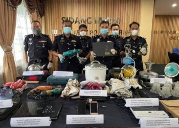 MOHD. Farhan Lee Abdullah (tiga kanan) menunjukkan hasil rampasan kes pecah rumah di sekitar Semporna dalam satu sidang media hari ini.-IHSAN Polis