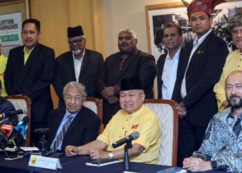Dr. MAHATHIR Mohamad bersama Presiden Parti Bumiputera Perkasa Malaysia (Putra), Datuk Ibrahim Ali pada sidang akhbar khas mengenai parti baharu Gagasan Tanah Air di Yayasan Kepimpinan Perdana, Putrajaya. - UTUSAN/FAISOL MUSTAFA