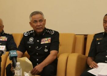 ACYRL Sani Abdullah Sani (tengah) bersama Zazuli Johan (kiri) dan Abdul Kadir Abu Hashim dalam sidang akhbar di Kota Kinabalu hari ini.
