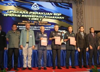 ACRYL Sani Abdullah Sani (tengah) bersama Zazuli Johan (empat kiri) dan Abdul Kadir Abu Hashim (empat kanan) selepas menandatangani SOP OBK di Kota Kinabalu hari ini