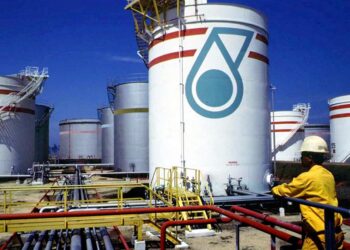Selain minyak mentah, Petronas turut mengeluarkan gas melalui fasiliti penapisan di Kertih, Terengganu. – GAMBAR HIASAN