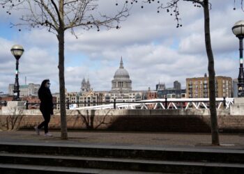 PENDUDUK Britain percaya perintah berkurung Covid-19 akan dilaksanakan semula pada tahun ini. - AFP