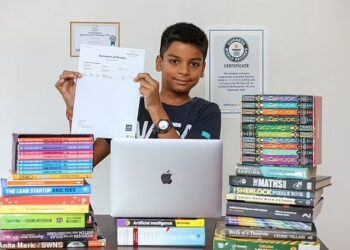 KAUTILYA Katariya memegang keputusan peperiksaan GCSE Matematik. - SWNS
