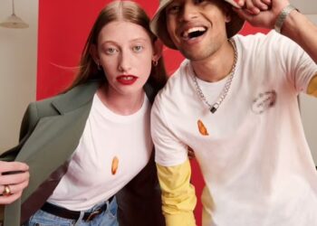 HEINZ melancarkan rangkaian pakaian vintaj dan gaya jalanan yang terpakai menampilkan kesan sos tomato sebenar. - THREDUP