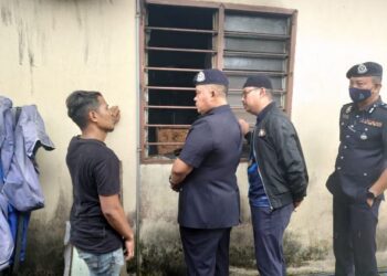 MUHAMMAD FIKRI ABDUL MUBIAN (kiri) menceritakan kebakaran yang berlaku kepada Ketua Polis Johor, Datuk Kamarul Zaman Mamat dalam kejadian yang mengorbankan dua anaknya di Kampung Dato' Sulaiman Menteri, Johor Bahru.