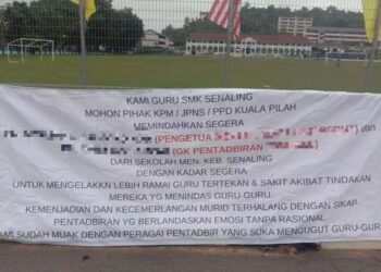 GAMBAR tular kain rentang yang dipasang di percayai di SMK Senaling, Kuala Pilah yang mendesak pengetua dan guru penolong kanan pentadbiran sekolah tersebut dipindahkan segera.