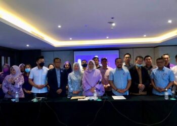 ZURAIDA Kamaruddin (depan-empat kanan) bersama barisan pemimpin PBM Sabah di Kota Kinabalu semalam