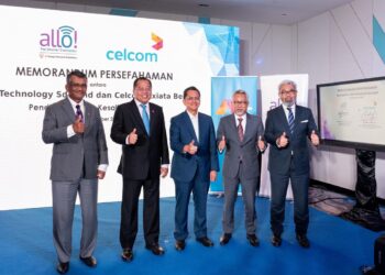 DARI kiri: MOHAMED Ghous Ahmad, Baharin Din, Mohammad Mentek, Idham Nawawi dan Afizulazha Abdullah pada majlis menandatangani memorandum persefahaman antara Celcom Axiata dan Allo Technology bagi pelaksanaan dan pembangunan perkhidmatan berkaitan telekomunikasi di Putrajaya, baru-baru ini.