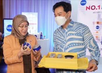 TUNKU Hajah Azizah Aminah Maimunah Iskandariah berkenan menerima set serum anti bintik hitam jenama Nivea yang menjadi rakan penjagaan kulit Pertandingan Tahunan Rekaan Batik Piala Seri Endon 2022.