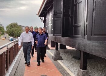 MUSTAPA Mohamed (kiri) semasa mengadakan lawatan ke Laman Warisan Kampung Laut, Tumpat, Kelantan,  semalam. - UTUSAN/ROHANA ISMAIL
