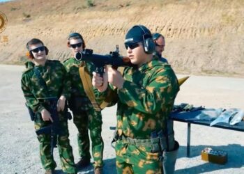 TANGKAP layar video menunjukkan tiga anak Ramzan Kadyrov berlatih menggunakan senjata api. - AGENSI