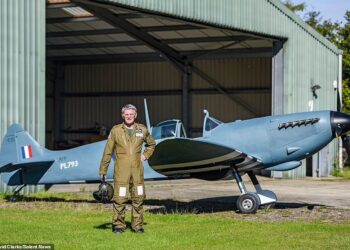 STEVE Markham membina replika Spitfire yang mampu terbang seperti pesawat sebenar. - AGENSI