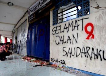 SUASANA Stadium Kanjuruhan selepas tragedi meragut lebih 100 nyawa di Malang, Jawa Timur.-KOMPAS