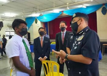 MIOR Faridalathrash Wahid berbual bersama pelajar Tingkatan Enam, S. Vishu di SMK St. Michael di Ipoh hari ini.