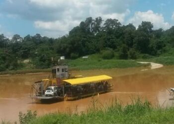 KAWASAN Kampung Pasir Kelang di Kelantan boleh dihubungi dengan feri yang beroperasi dari pukul 7 pagi hingga 11 malam. – Foto media sosial