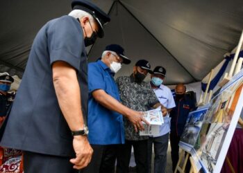 HAMZAH Zainudin (dua,kiri) bersama Ahmad Samsuri Mokhtar melihat pelan pembinaan Ibu Pejabat Polis Kontinjen (IPK) Terengganu baharu di Kuala Terengganu, hari ini. - PUQTRA HAIRRY ROSLI