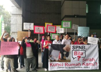 HASSAN Abdul Karim bersama pembeli Pangsapuri Taman Sri Molek Perdana berkumpul sebelum menyerahkan memorandum kepada wakil SPNB di Menara Tabung Haji, Johor Bahru.