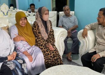 ROSNAZIRAH Mohd. Naim (tiga kiri) dan keluarga semasa menerima kunjungan Ahli Parlimen Tumpat, Che Abdullah Mat Nawi (kanan) di Kota Bharu, Kelantan semalam. – UTUSAN/ROHANA ISMAIL.