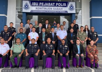 JAUTEH Dikun (duduk-tengah) bersama wakil-wakil agensi yang terlibat dalam mesyuarat penyelarasan Pengurusan Bencana Negeri Sabah di Kota Kinabalu hari ini.