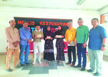 OMAR Mokhtar Abd. Rahman (tiga dari kiri) bersama Salmah Aminudin dan Norasyikin Azizan menunjukkan sumbangan yang diterima mereka daripada Surau Al-Huda, Kampung Bukit Sireh, Pendang di sini.