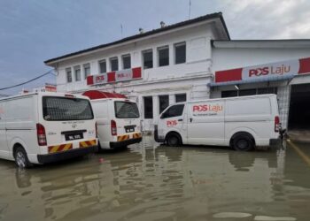KEADAAN bangunan Pejabat Pos Teluk Intan yang dinaiki air berikutan fenomena air pasang besar hari ini. - UTUSAN/AIN SAFRE BIDIN