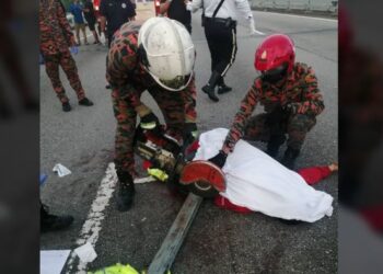 DUA individu maut selepas tercampak ke atas jalan apabila kenderaan dinaiki terbabas dan melanggar pembahagi jalan di jejambat Padang Jawa, Seksyen 7 Lebuhraya Persekutuan dari arah Kuala Lumpur menghala Klang pagi tadi.