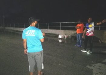 B. GANESAN (baju oren) bersama Azmizam Zaman Huri (kanan) memantau kejadian banjir akibat fenomena air laut pasang besar di Taman Teluk Gedung Indah di Klang, Selangor awal pagi tadi. - UTUSAN / ABDUL RAZAK IDRIS