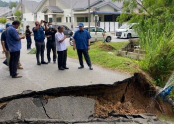 SAIFUDDIN Abdullah (depan, kanan) melihat kejadian jambatan runtuh di Bukit Setongkol Perdana di Kuantan, Pahang. - UTUSAN/DIANA SURYA ABD WAHAB