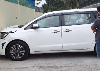 RAKAMAN video menunjukkan sebuah kereta yang baru dibeli remuk bahagian depan selepas merempuh dinding ketika dipandu keluar dari kedai kereta. - AGENSI