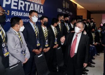 SAARANI Mohamad (kanan) beramah mesra dengan ahli-ahli Dewan Belia Perak di Ipoh hari ini. - UTUSAN/ZULFACHRI ZULKIFLI