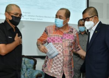 HAJIJI Noor (tengah) bersama Ronald Kiandee (kiri) dan Maximus Ongkili semasa Sesi Taklimat mengenai MKMA63 hari ini.