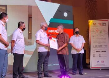 NOH Omar (tengah) menyerahkan surat penyertaan kepada salah seorang pelanggan di bawah SME Relief Program (SRP) Pemulih dan Penjana Tourism Financing (PTF) pada Program Jom XCESS SME Bank 2021 Peringkat Wilayah Utara di Langkawi hari ini. - UTUSAN/NUR AMALINA AZMAN