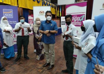 RADZI Jidin (tengah) berbual mesra dengan pelajar yang menerima sumbangan gajet selepas Majlis Penyerahan Sumbangan Pendidikan Digital - AEON Sayap Bagimu
di Jitra, Kubang Pasu hari ini. - UTUSAN/MOHD. RAFIE AZMI